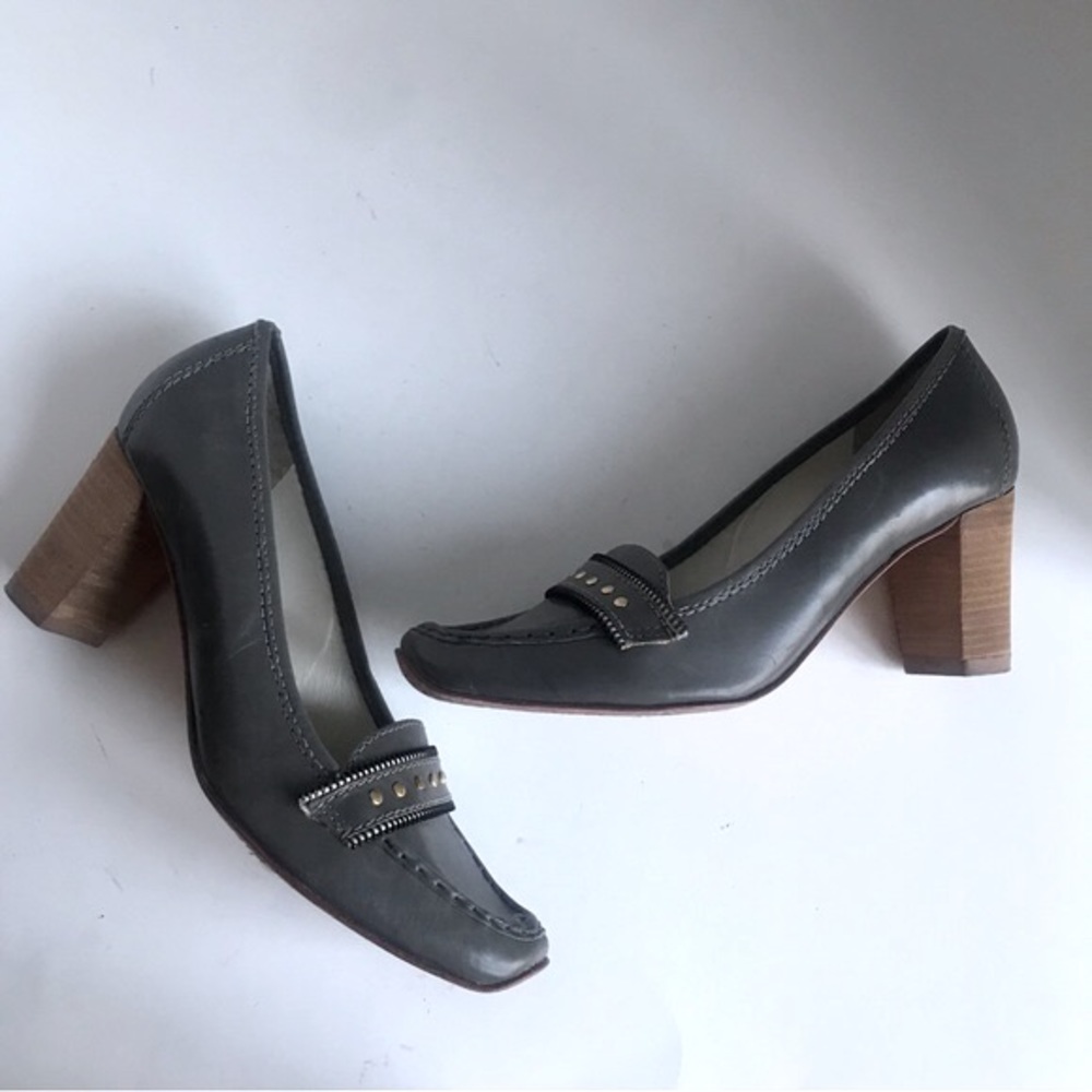 Amiana Women's Heeled Loafer. Size 9
